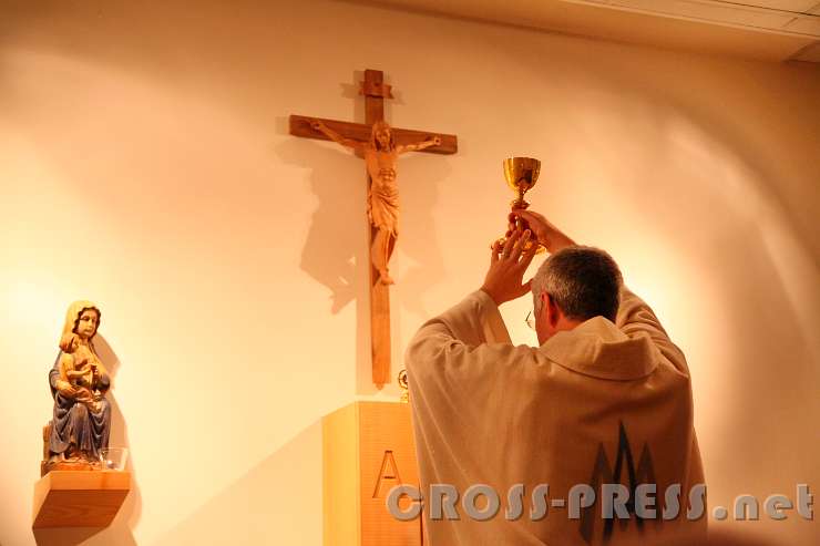 2015.12.08_19.05.48.ret.jpg - Heilige Messe in der Studiokapelle.