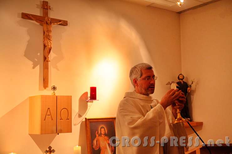 2015.12.08_19.13.09.r.jpg - Heilige Messe in der Studiokapelle.