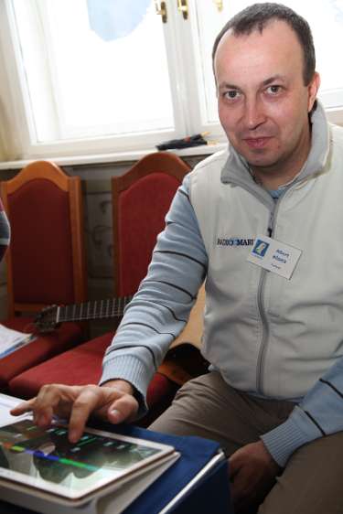 Radio Maria Missionstag im Stift Heiligenkreuz Dieses kleine Tablet (mit Albert Röder) ersetzt das große Mobilstudio-Kastl ...