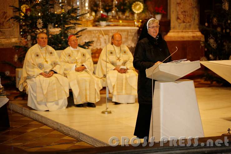 2016.01.29_18.08.54_35.JPG - Die Generaloberin der Schulschwestern, Sr.Franziska Bruckner, war auch Organisatorin der Abschlussfeier.