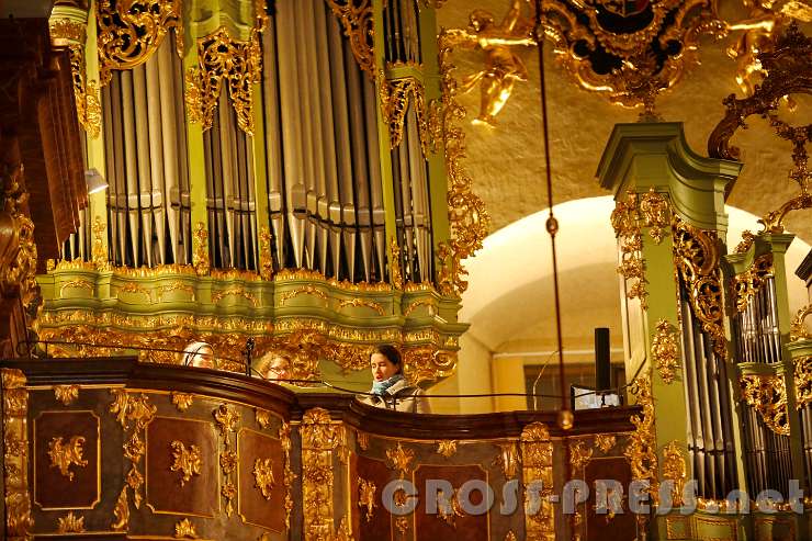 2016.01.29_19.24.43.JPG - Drei Sängerinnen am Chor.