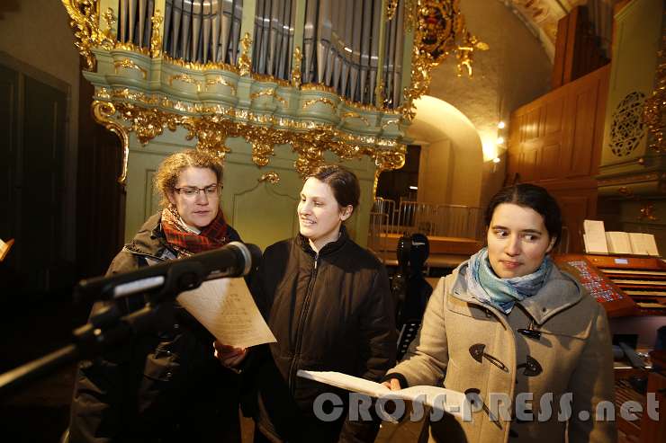 2016.01.29_19.32.41.JPG - Drei Sängerinnen am Chor.