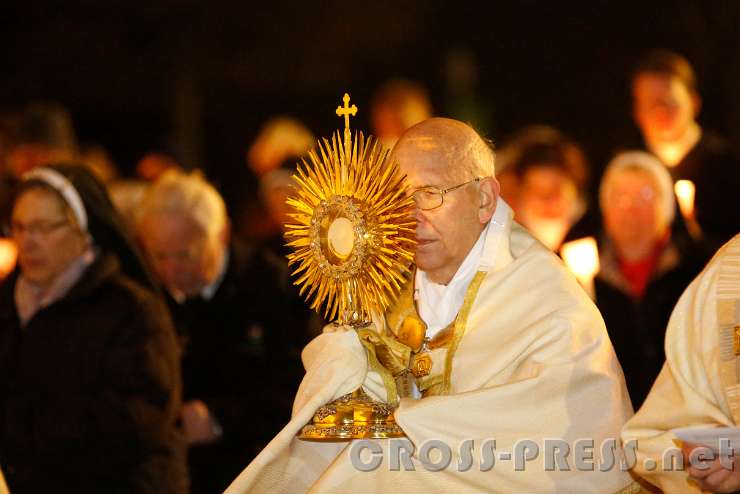 2016.01.29_19.45.12.JPG - Bischof Küng bei der Erdkreis-Segnung.