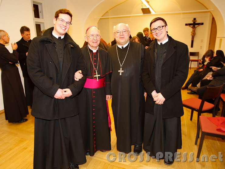 2016.01.29_21.01.44.JPG - Bischof Küng und Abt Petrus mit Seitenstettner Ordensnachwuchs.  :)