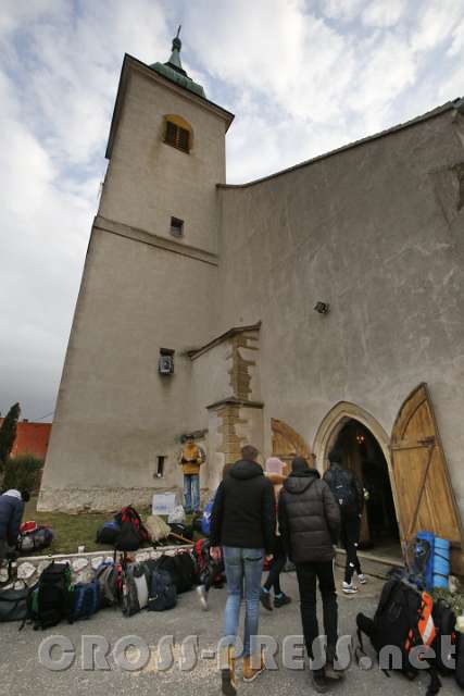 2016.03.12_07.37.30.jpg - 1. Station des 57. Pilgerkreuzweges: die Pfarr- und Wallfahrtskirche in Oberleis im nördlichen Weinviertel.