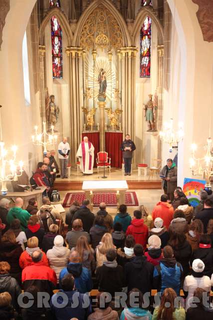 2016.03.12_07.43.58.jpg - Im Zentrum des Presbyteriums befindet sich die Gnadenstatue.