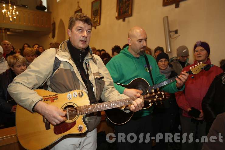 2016.03.12_07.49.07.jpg - Die beiden kroatischen Musiker begleiteten die gesamte Pilgerwanderung mit ihren schönen Liedern.