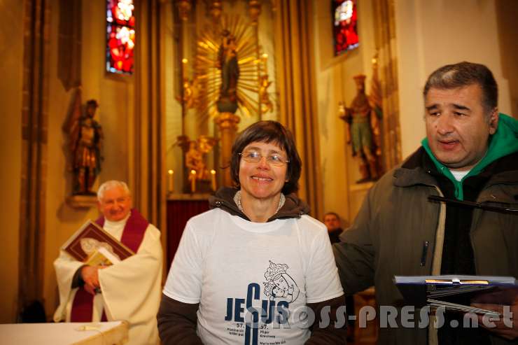 2016.03.12_08.19.18.jpg - Pilger-Kreuzweg Gründer Radovan Libric mit Iva Pavkovic, die die Idee hatte, den Pilgerkreuzweg nach Österreich zu bringen.