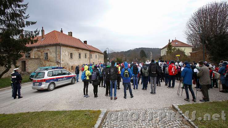 2016.03.12_08.51.45.jpg - Auf der gesamten Strecke wurde der Pilgerzug von der Polizei begleitet.