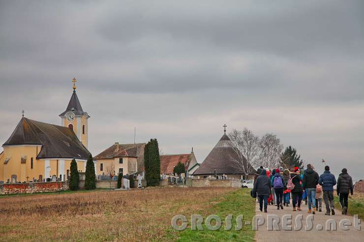 2016.03.13_11.17.39.JPG - 12. Station:  Pfarrkirche zum Hl.Stephanus in Napperdorf.