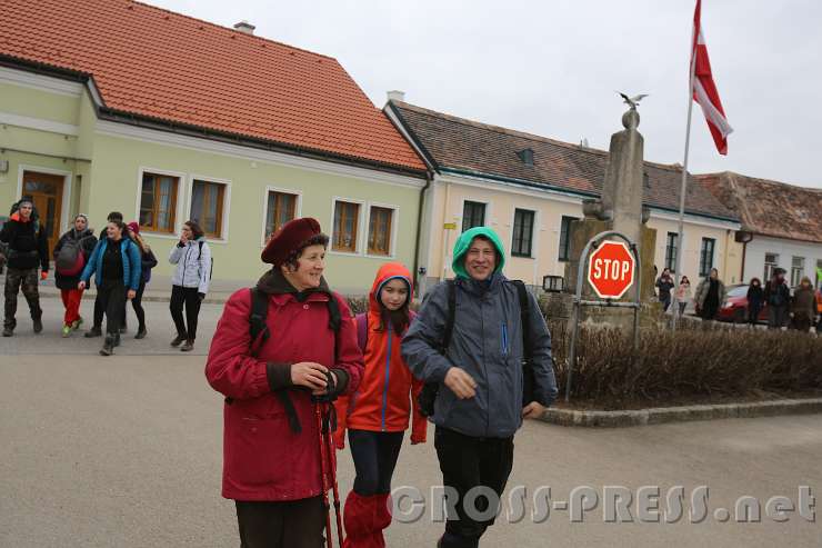 2016.03.13_14.13.10.JPG - Jung und Alt nahmen am Pilgerkreuzweg teil.