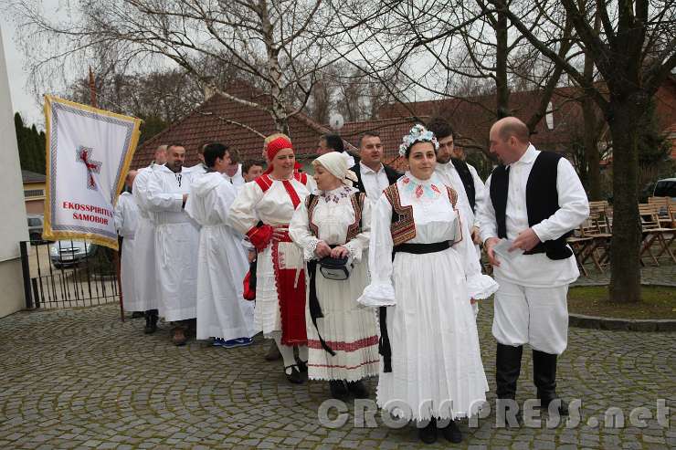 2016.03.13_15.30.59.JPG - Wallfahrer in kroatischen Trachten.