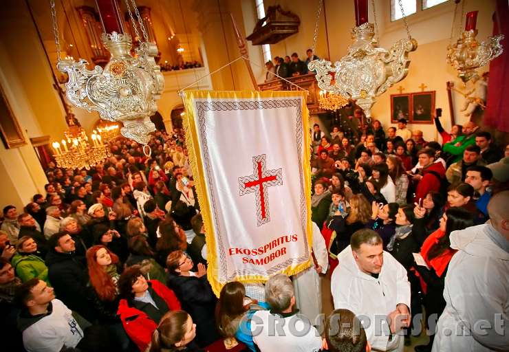 2016.03.13_15.32.55.JPG - Teilnehmer des Pilgerkreuzweges beim Einzug in die Basilika Maria Roggendorf. Vor der Vereinsfahne der Gründer Radovan Librić.