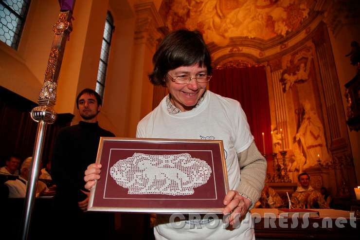 2016.03.13_17.18.48.JPG - Iva Pavković, die Initiatorin der Wallfahrt nach Österreich, bekam ein Dankesgeschenk.