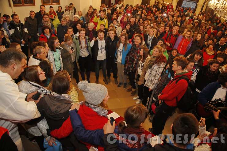 2016.03.13_17.37.53.JPG - Noch lange nach dem Ende der Messe sangen und tanzten die Jugendlichen in der Kirche.