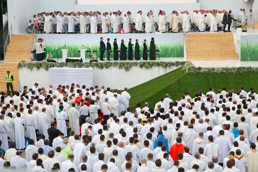 WeltJugendTag Krakau 2016 Priester am Blonia-Feld