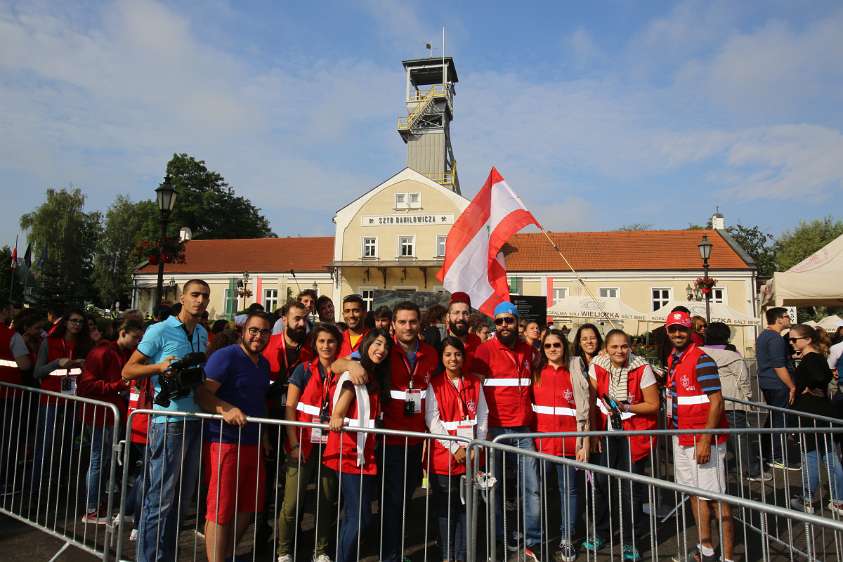 WeltJugendTag Krakau 2016 Leider nein, das ist keine österreichische Gruppe, sondern eine libanesische, hier vor der Salzmine in Wieliczka.