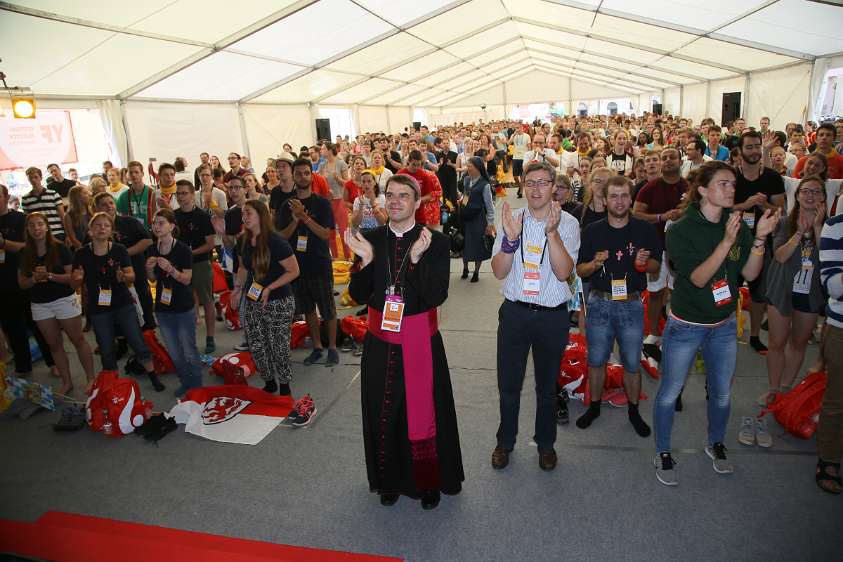 WeltJugendTag Krakau 2016 Lobpreislieder erfüllen das Zelt.