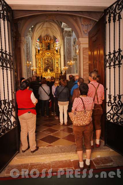 2016.09.17_15.29.04.JPG - Bis nach draußen standen die Wallfahrer - die Stiftskirche war zu klein.