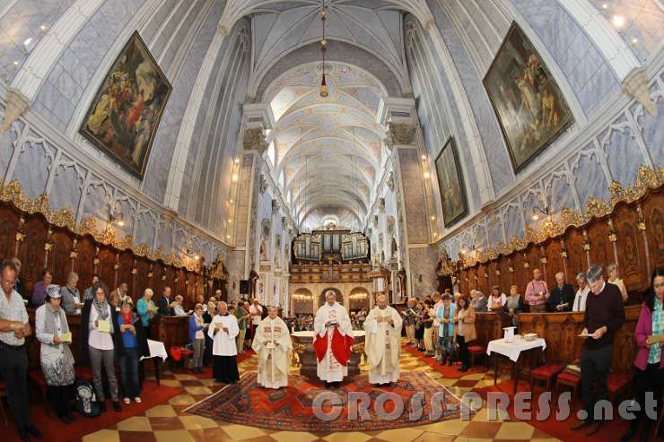 2016.09.17_16.59.47.JPG - In der eindrucksvollen Göttweiger Stiftskirche nach der Messe noch das Gebet "Unter deinen Schutz und Schirm..."