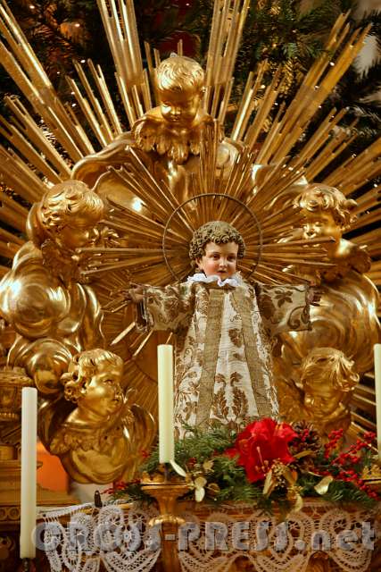 2017.01.07_14.37.13.JPG - Christkind am Hochaltar der Klosterkirche.