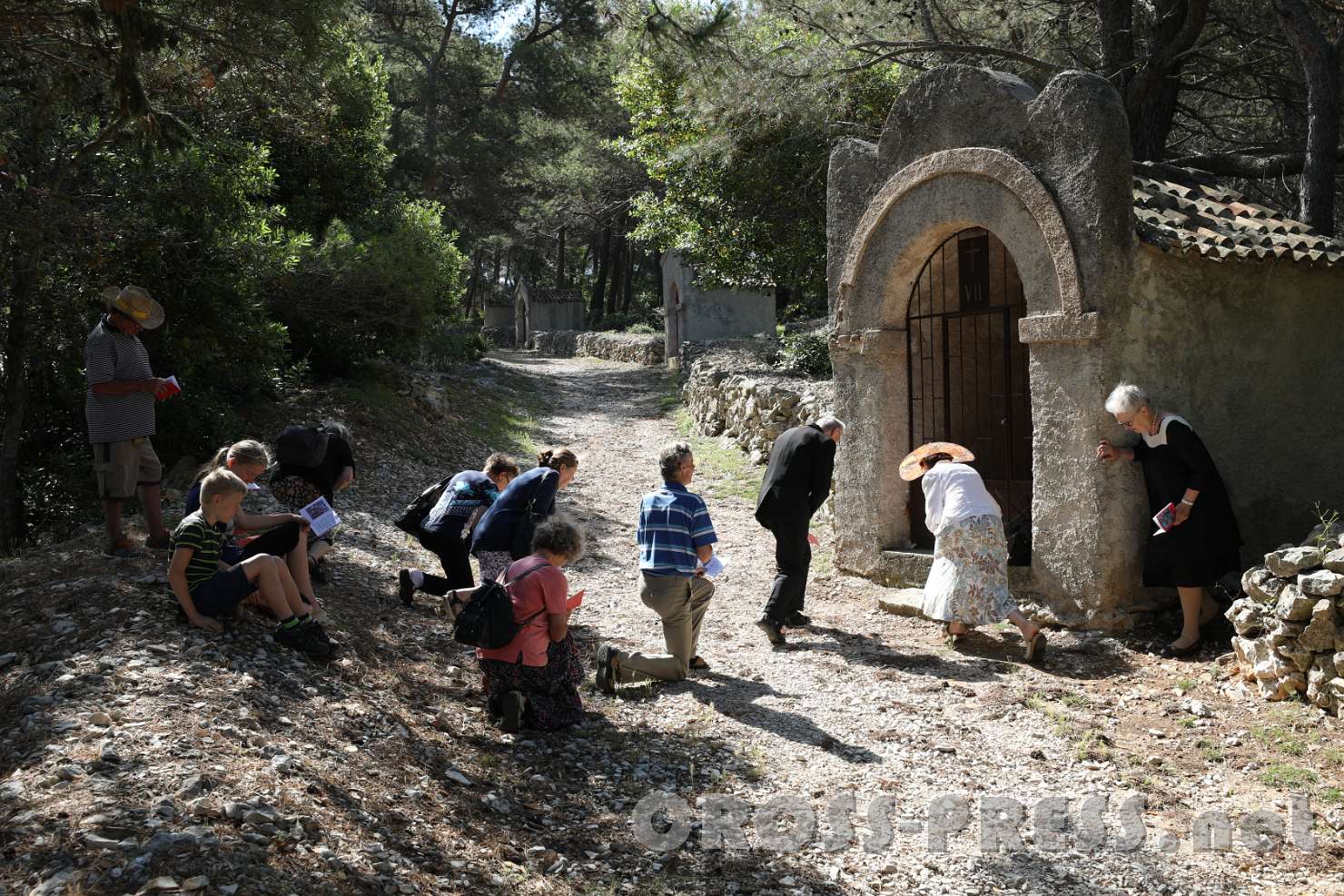 2017.06.17_09.35.10.jpg - Am zweiten Tag der Pilgerreise wurde der Kreuzweg im Ort Mali Lošinj gebetet.