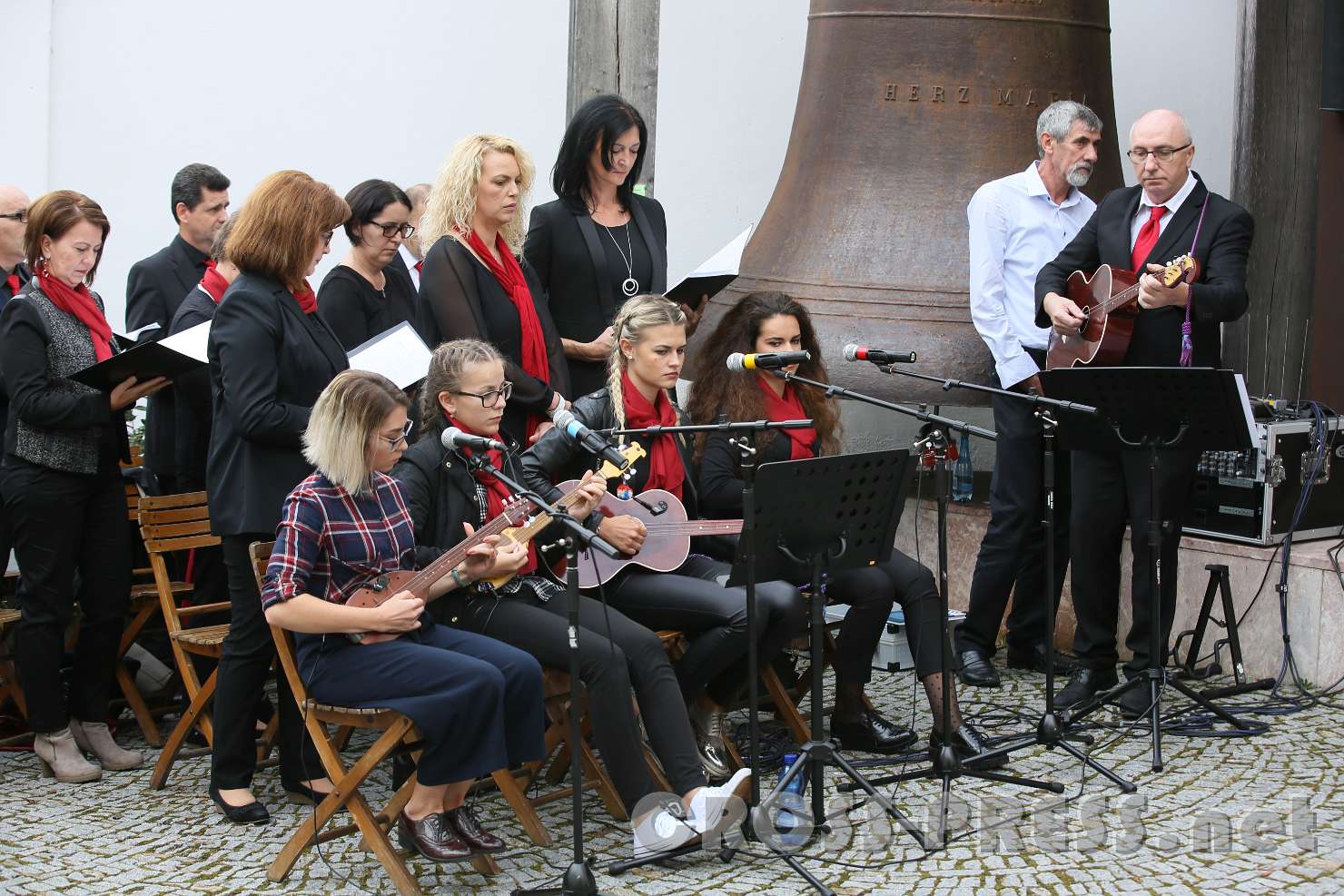 2017.09.30_15.47.30.jpg - Die "Erste Tiroler Tamburizza-Gruppe" sorgte für die musikalische Gestaltung.