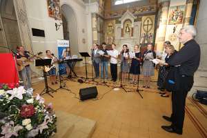 RM-JubiläumsFest mit Kardinal Schönborn Programmdirektor Andreas Schätzle mit dem Musikteam, bestehend aus hauptamtlichen Mitarbeitern.