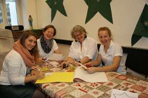 Radio Maria WienTag der Offenen Tuer Vorbereitungen am Basteltisch der Kinder: Babsi, Antonia, Michaela und Veronika.