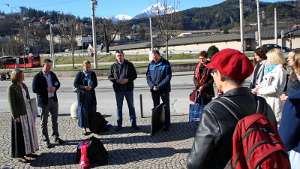 Eröffnung des Radio Maria Studios in Innsbruck Morgendlicher Treffpunkt vor dem neuen Studio und Gebet der Mitarbeiter um Segen für einen guten Tag.