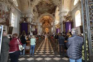 Eröffnung des Radio Maria Studios in Innsbruck Viele Gottesdienstbesucher in der Basilika.