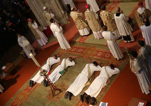 PriesterWeihe durch EB Gänswein im Stift Hl.Kreuz