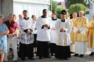 HeimatPrimiz von Christoph Hofstätter Viele Priester und Diakone waren zur Primiz gekommen.