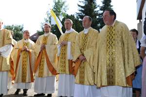 HeimatPrimiz von Christoph Hofstätter Viele Priester und Diakone waren zur Primiz gekommen.