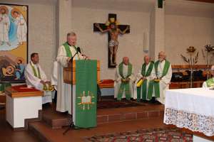 FriedensRose Verleihung 2019 Pfarrer Franz Spaller begrüßt die Gottesdienstteilnehmer.