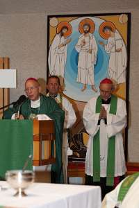 FriedensRose Verleihung 2019 Bischof em. Küng war auch Zelebrant der hl. Messe in der Pfarrkirche Asten.