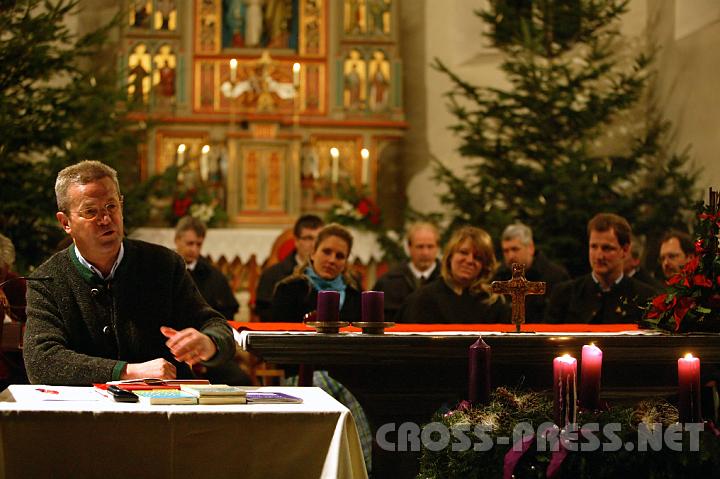 2008.12.13_20.33.18.JPG - ORF Moderator Walter Egger: "Nicht Holzfiguren, sondern sich selbst zur Krippe stellen !"   Dahinter:  der "Talschluss-Dreigesang" aus Salzburg und "d'Urlataler Sngerrunde".