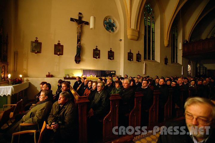 2008.12.13_20.45.56.JPG - In der Kirche gab es nicht gengend Sitzpltze fr die vielen Zuhrer...