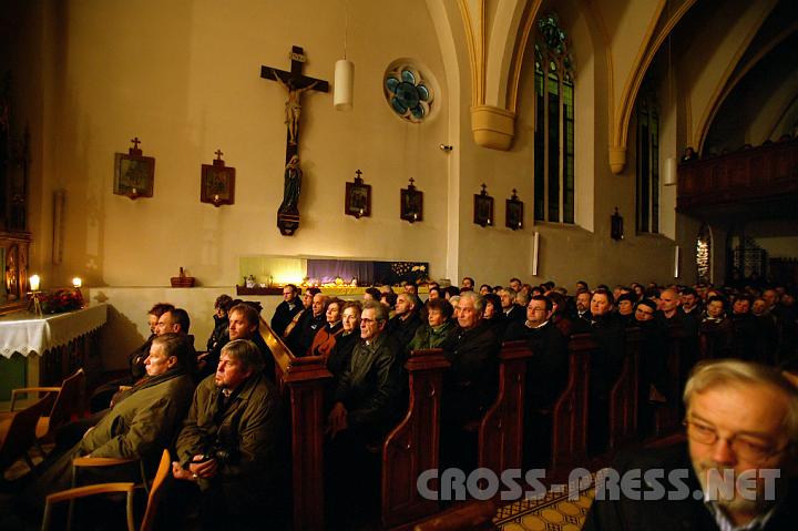 2008.12.13_20.45.56.JPG - In der Kirche gab es nicht genügend Sitzplätze für die vielen Zuhörer...