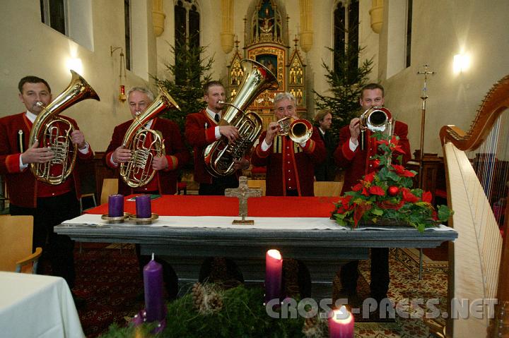 2008.12.13_21.29.17.JPG - Das "Matreier Blserquintett" aus dem fernen Tirol kam auf Einladung einer Ertler Familie zum 30. Gedenktag eines dort von einer Lawine verschtteten Angehrigen.