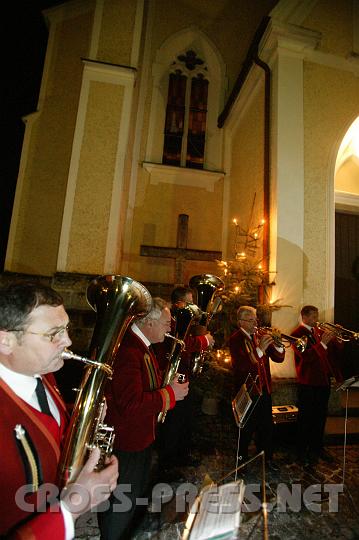 2008.12.13_21.42.16.JPG - Das "Matreier Blserquintett" spielte anschlieend noch fr die am Punschstand sich aufwrmenden Konzertbesucher.