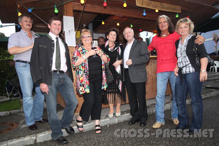 2009.07.04_20.04.13.jpg - Gastgeber Bgm. Alois Panstingl (2.v.l.) und Gattin Johanna  (1.v.r.) empfingen die Gste: Werner Fiedler, Adele Ritt, Elfi Unterbuchschachner, NR Gnter Kssl und Stargast Waterloo.