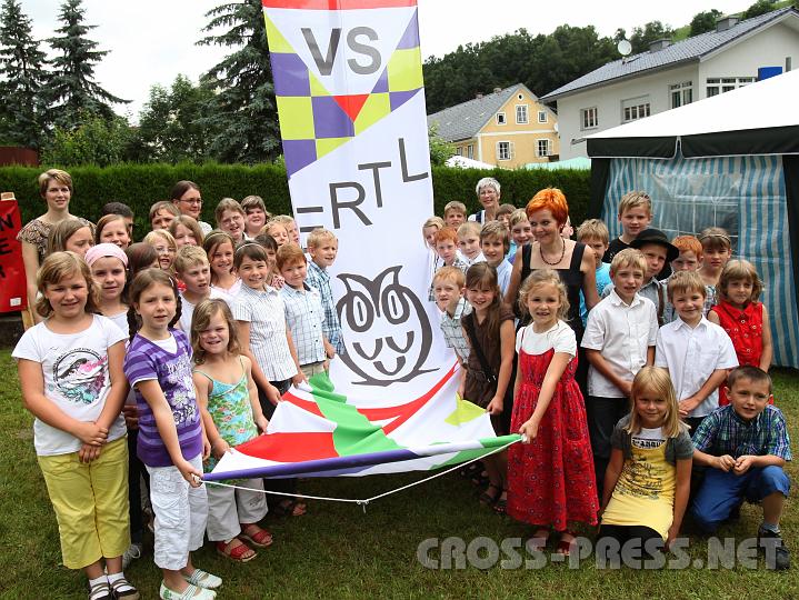 2009.07.05_10.13.35_01.jpg - Zum Dorffest gab es am Sonntag ein Fahnenfest.   Feierlich hissten die Schler der VS Ertl ihre neue, selbstgestaltete Schulfahne.  Mit OSR Dir.Edith Dorfmayr-Ripka (vorne) und den Lehrerinnen Alexandra Staudinger, Sabine Kondelik und Christa Hellemann.