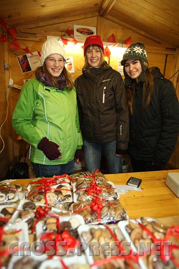 2009.12.13_16.08.11.jpg - Die Mdels von der HLW verkauften an ihrem Stand selbstgebackene Weihnachtskekse.