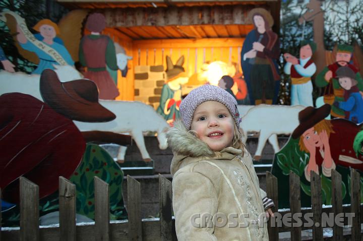 2009.12.13_16.09.27_01.jpg - Bis es angekommen ist, vertritt die kleine Selina Senekovic aus St.Peter das Christkind bei der groen Krippe am Stadtplatz.