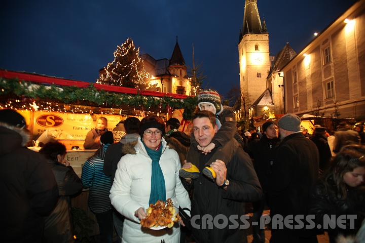 2009.12.13_16.43.30.jpg - Stolz auf ihren musischen Haager Adventmarkt, an diesem Abend besonders malerisch-idyllisch, ist die hier ansssige Familie Wagner mit Sohn Florian.