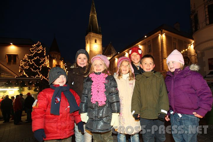 2009.12.13_16.45.41_01.jpg - Whrend sich die Eltern beim Glhmoststandl unterhalten, ist fr die Kinder der Engelbrunnen ein beliebter Treffpunkt.