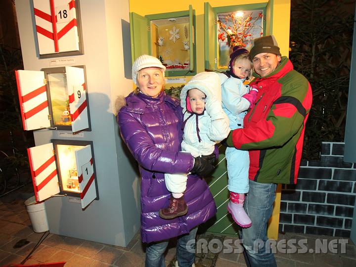 2009.12.13_16.50.09.jpg - Trinity und Angelina, die Tchter der britisch-mostviertlerischen Multikulti-Family Aigner, warten auf das ffnen des heutigen Adventkalender-Fensters.