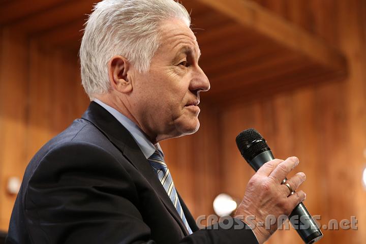 2013.07.03_23.25.32.jpg - Josef Pühringer (OÖ LH) sagte, Jägerstätter sei der Beweis, dass es das ANDERE Österreich in der Zeit des Nationalsozialismus auch gegeben hat. Er sei froh, dass Jägerstätter heute nicht mehr verkannt werde, denn es sei schlimm, wie jahrzehntelang mit seiner Familie umgegangen wurde.