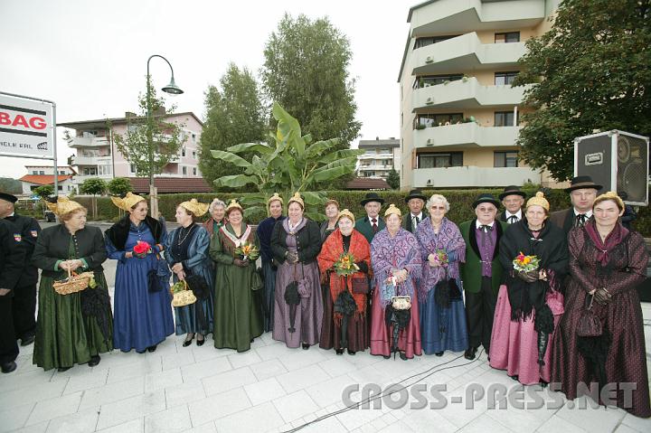 2008.09.21_11.00.51.JPG - Goldhaubengruppe mit Obfrau Sissi Volpini.